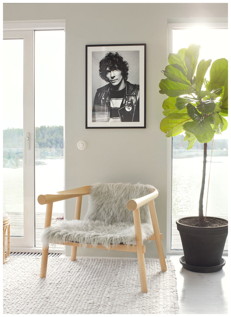 Photograph of Håkan Hellström wearing a black leather pie. Black frame. 