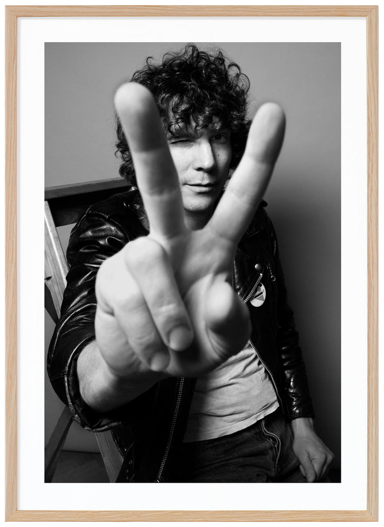 Håkan is holding upp two fingers to the camera. Oak frame. 